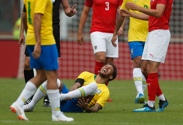 Bị đối thủ chơi xấu và đây là cách Neymar đáp trả - Bóng Đá