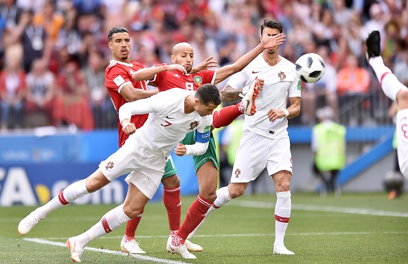 Đồng đội đá tệ, Ronaldo không một giây ngơi nghỉ - Bóng Đá
