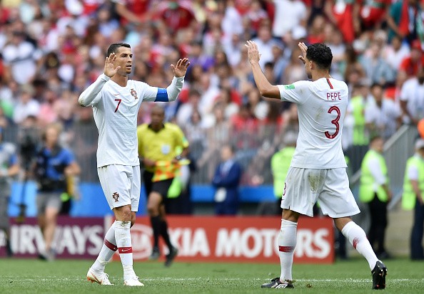 Đồng đội đá tệ, Ronaldo không một giây ngơi nghỉ - Bóng Đá