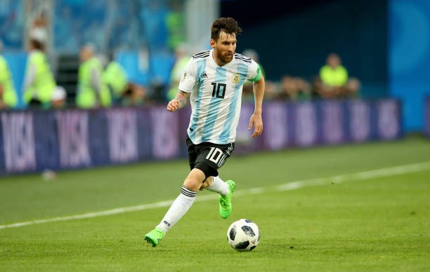 Ơn giời! Cuối cùng đã có cầu thủ Argentina đứng chung chiến tuyến với Messi - Bóng Đá
