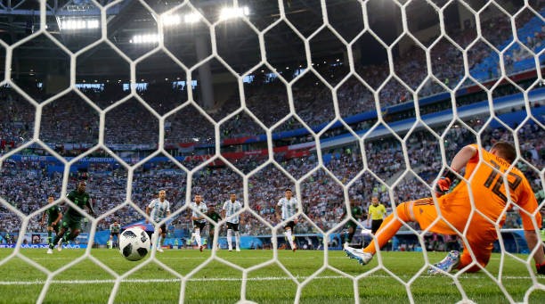 Ơn giời! Cuối cùng đã có cầu thủ Argentina đứng chung chiến tuyến với Messi - Bóng Đá
