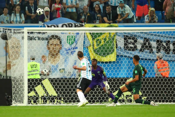 Ơn giời! Cuối cùng đã có cầu thủ Argentina đứng chung chiến tuyến với Messi - Bóng Đá