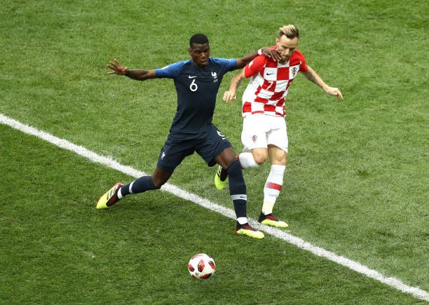 Đang thua còn bị phá, Lovren 'sôi máu' tính ăn thua đủ với CĐV - Bóng Đá