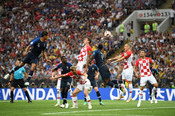 Đang thua còn bị phá, Lovren 'sôi máu' tính ăn thua đủ với CĐV - Bóng Đá