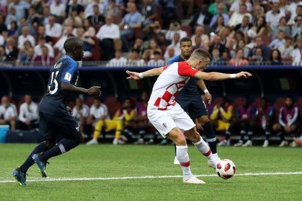 Đang thua còn bị phá, Lovren 'sôi máu' tính ăn thua đủ với CĐV - Bóng Đá