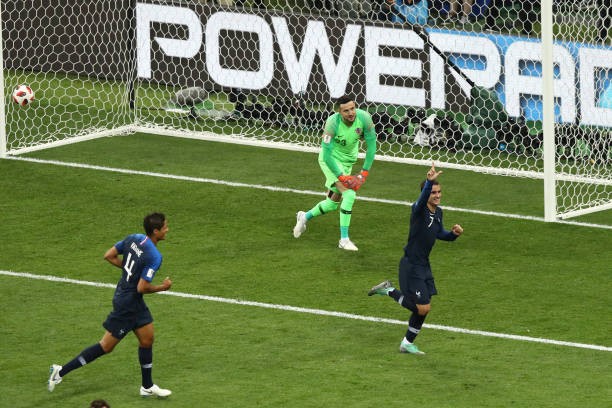 Đang thua còn bị phá, Lovren 'sôi máu' tính ăn thua đủ với CĐV - Bóng Đá