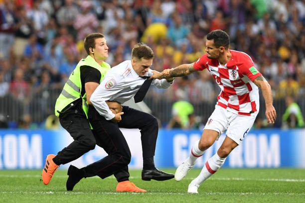 Đang thua còn bị phá, Lovren 'sôi máu' tính ăn thua đủ với CĐV - Bóng Đá