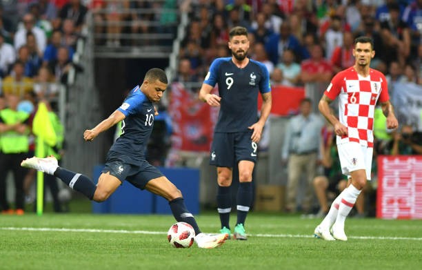Đang thua còn bị phá, Lovren 'sôi máu' tính ăn thua đủ với CĐV - Bóng Đá