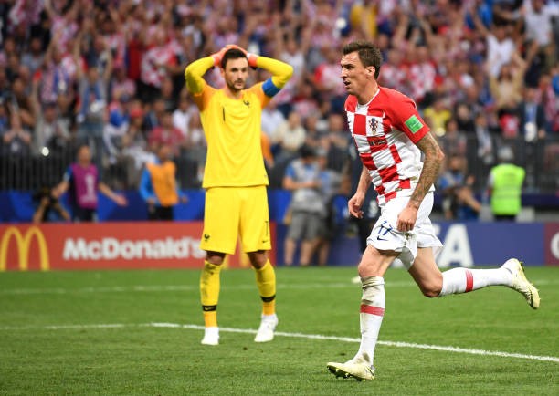 Đang thua còn bị phá, Lovren 'sôi máu' tính ăn thua đủ với CĐV - Bóng Đá
