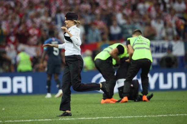 Đang thua còn bị phá, Lovren 'sôi máu' tính ăn thua đủ với CĐV - Bóng Đá