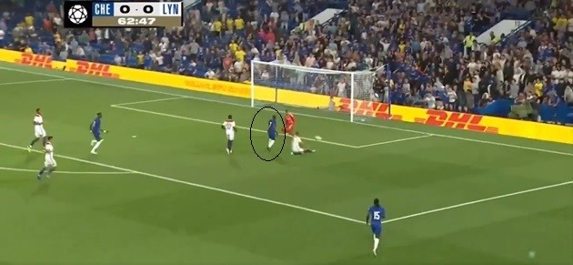 Jorginho chỉ đạo Kante cách chơi Sarri-Ball trong trận Lyon - Bóng Đá