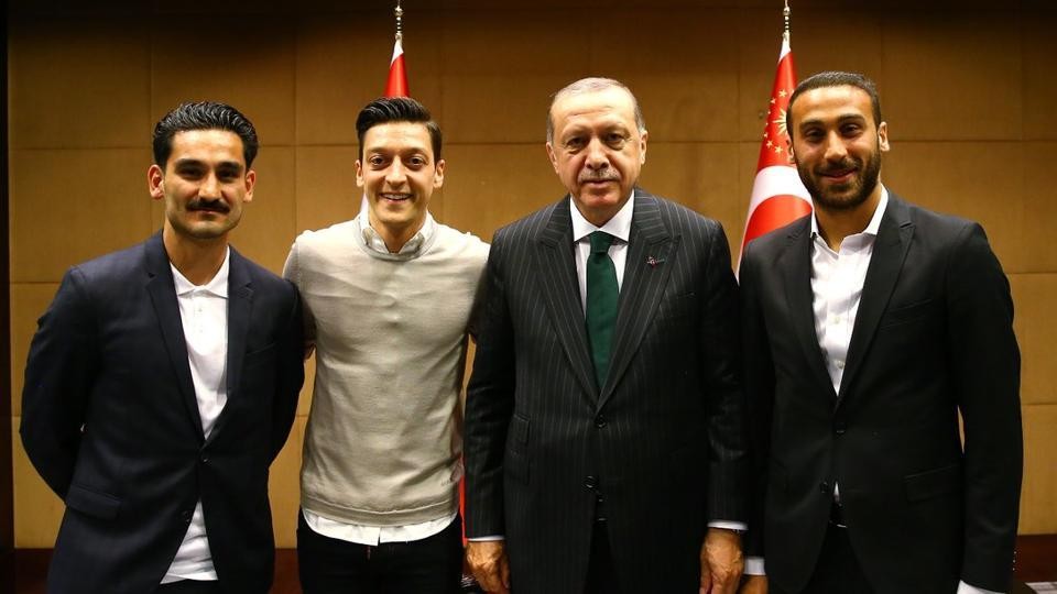 Stefan Effenberg muốn tuyển Đức loại cả Ozil lẫn Gundogan - Bóng Đá