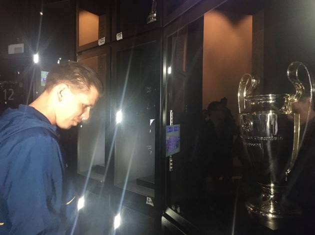 Szczesny thích thú ngắm phòng truyền thống của Juventus - Bóng Đá