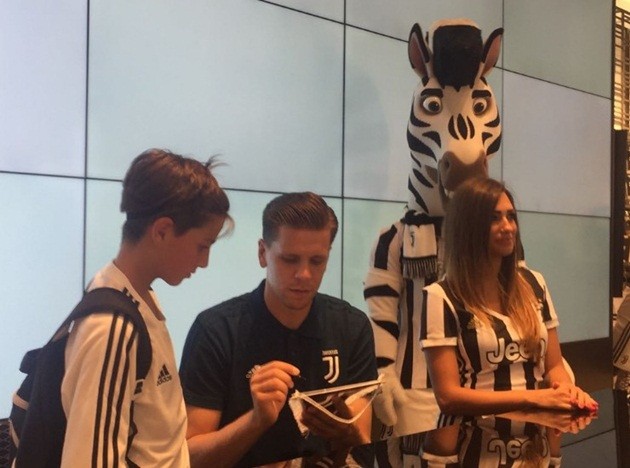 Szczesny thích thú ngắm phòng truyền thống của Juventus - Bóng Đá