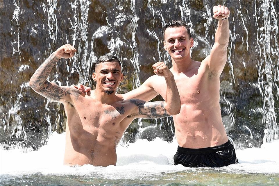 Hamsik cùng đồng đội 'khoe thân' bên dòng nước - Bóng Đá