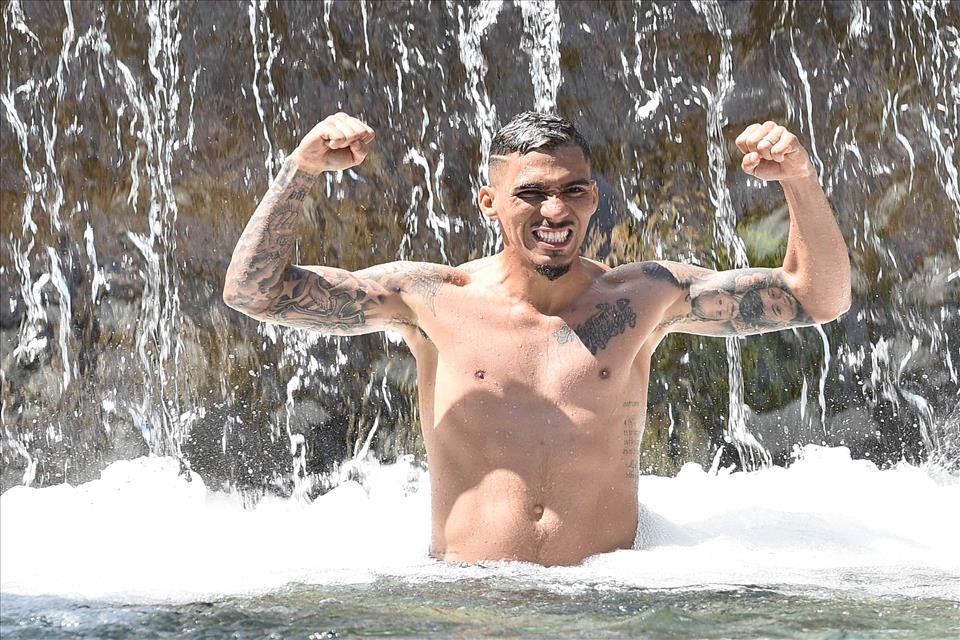 Hamsik cùng đồng đội 'khoe thân' bên dòng nước - Bóng Đá