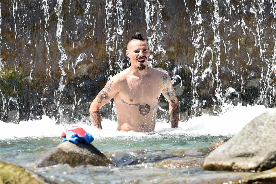 Hamsik cùng đồng đội 'khoe thân' bên dòng nước - Bóng Đá