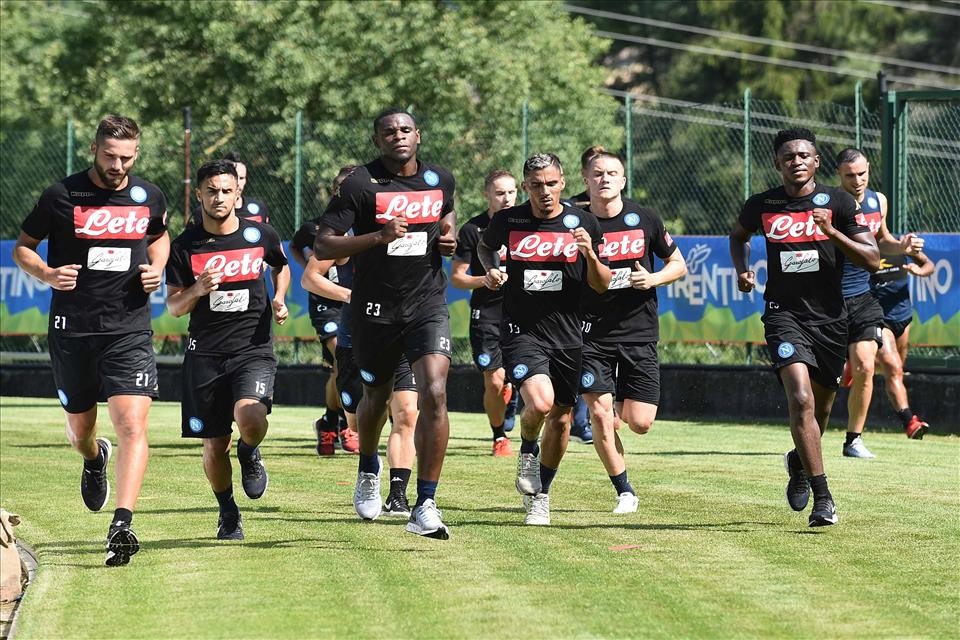 Hamsik cùng đồng đội 'khoe thân' bên dòng nước - Bóng Đá
