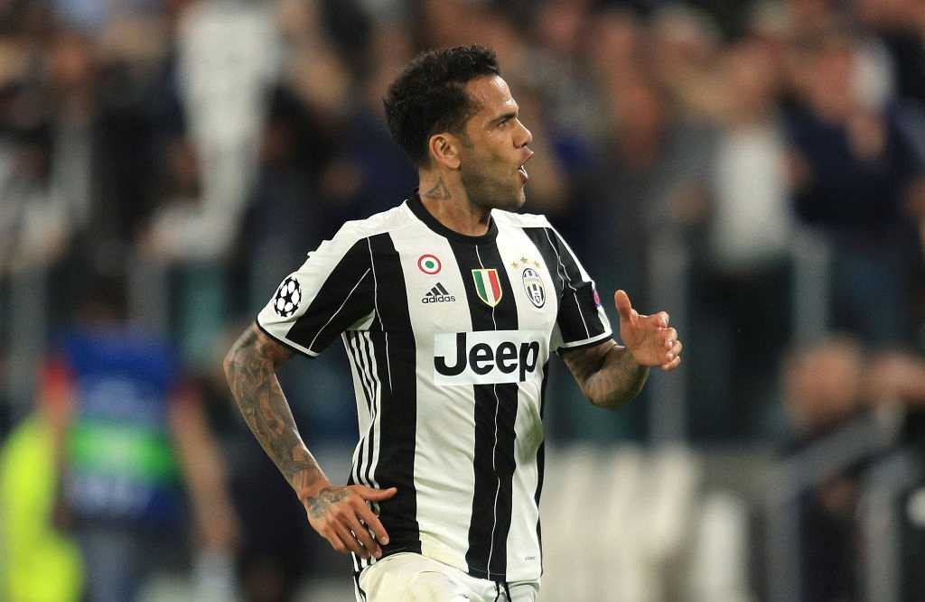 Dani Alves lên tiếng về tin đồn sang Man City - Bóng Đá