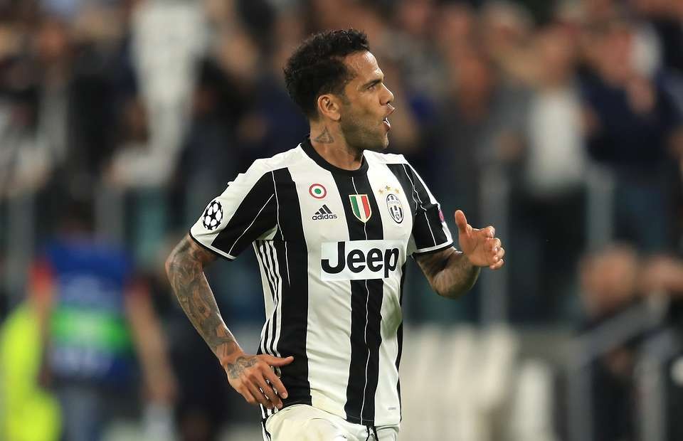 Alves lên đồng, Chelsea lập tức chào mời - Bóng Đá