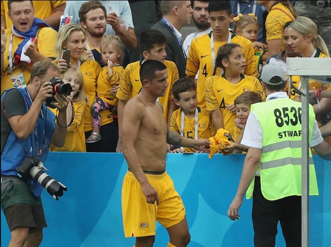 CĐV Peru bị 'ném đá' khi giật áo đấu Tim Cahill dành cho fan nhí - Bóng Đá