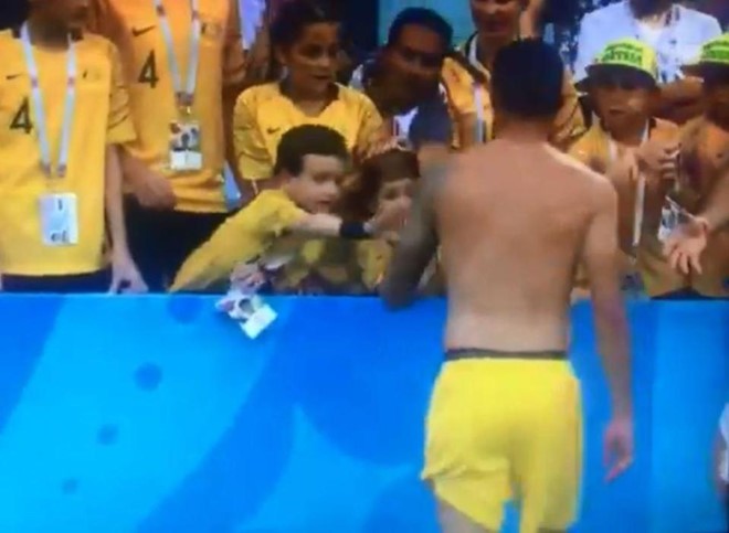 CĐV Peru bị 'ném đá' khi giật áo đấu Tim Cahill dành cho fan nhí - Bóng Đá
