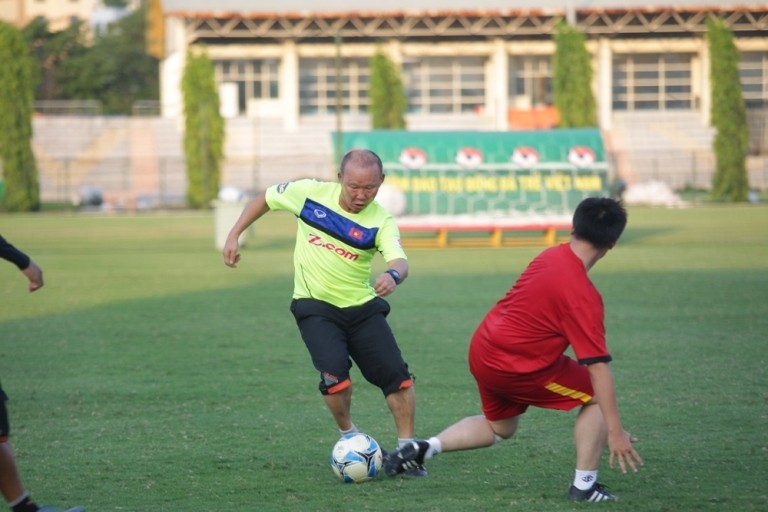 HLV Park Hang Seo lĩnh thẻ vàng sau pha va chạm “cực dễ thương” với đối thủ - Bóng Đá