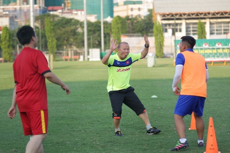 HLV Park Hang Seo lĩnh thẻ vàng sau pha va chạm “cực dễ thương” với đối thủ - Bóng Đá
