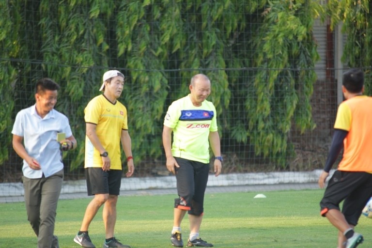 HLV Park Hang Seo lĩnh thẻ vàng sau pha va chạm “cực dễ thương” với đối thủ - Bóng Đá