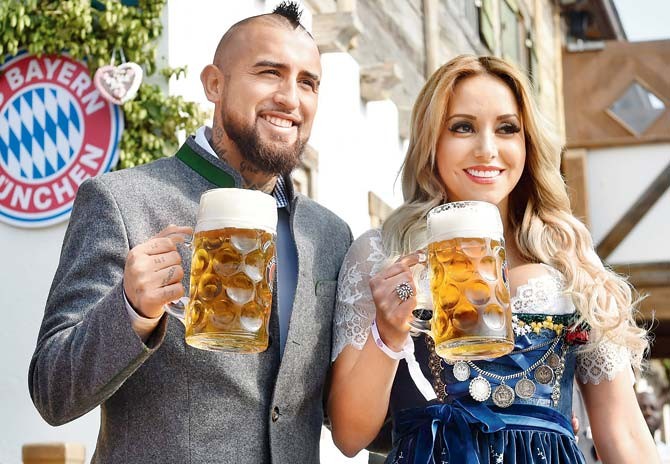 Vừa đến Barca, Vidal đã bị vợ đá? - Bóng Đá