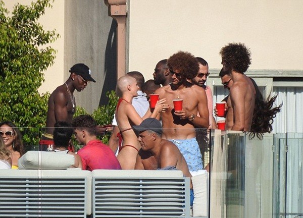 Pogba và Fellaini phấn khích bên hotgirl, mặc Sanchez 