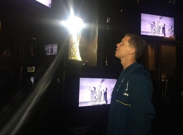 Szczesny thích thú ngắm phòng truyền thống của Juventus - Bóng Đá