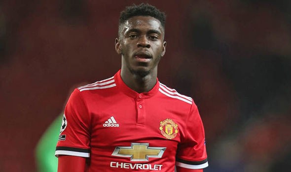 Axel Tuanzebe chính thức trở lại khoác áo Aston Villa - Bóng Đá