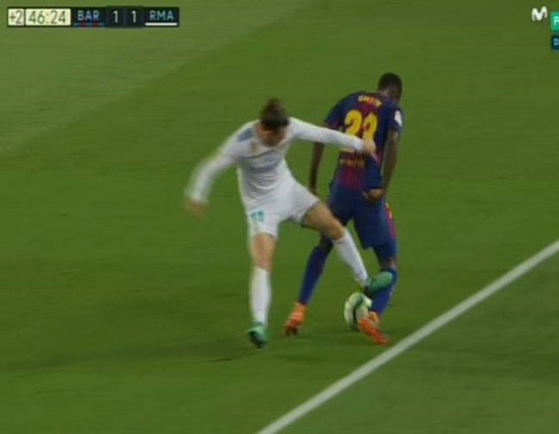 Gareth Bale may mắn thoát thẻ đỏ sau pha đạp bóng nguy hiểm - Bóng Đá