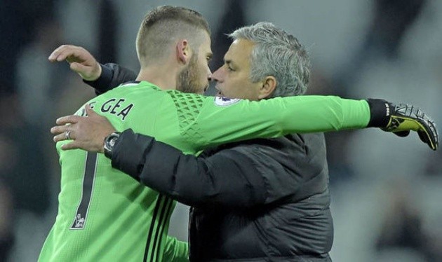 Mourinho phản ứng thế nào trước thông tin De Gea bị 