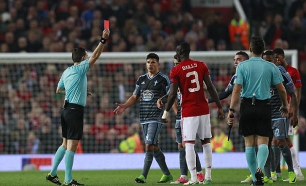 Dính thẻ đỏ, Man Utd mất Bailly ở chung kết - Bóng Đá