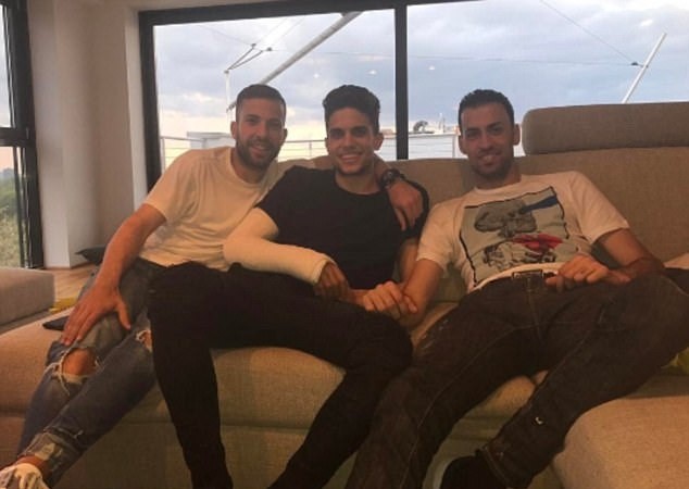 Alba và Busquets lặn lội sang Đức thăm Bartra - Bóng Đá