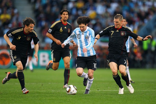 Quên Messi đi, hãy thưởng thức thứ bóng đá huyền diệu! - Bóng Đá