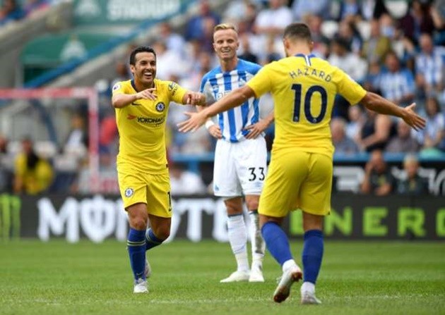 Ảnh Jorginho cười tít mắt sau pha rê bóng của Hazard - Bóng Đá