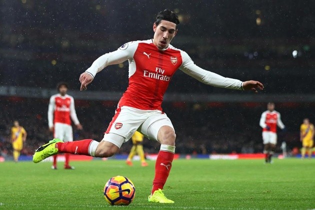 Chamberlain - Bellerin: Chọn ai, bỏ ai đây Giáo sư? - Bóng Đá