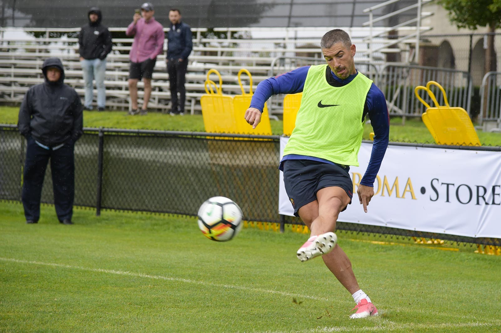 Strooman, De Rossi 'hổ báo' với đồng đội - Bóng Đá