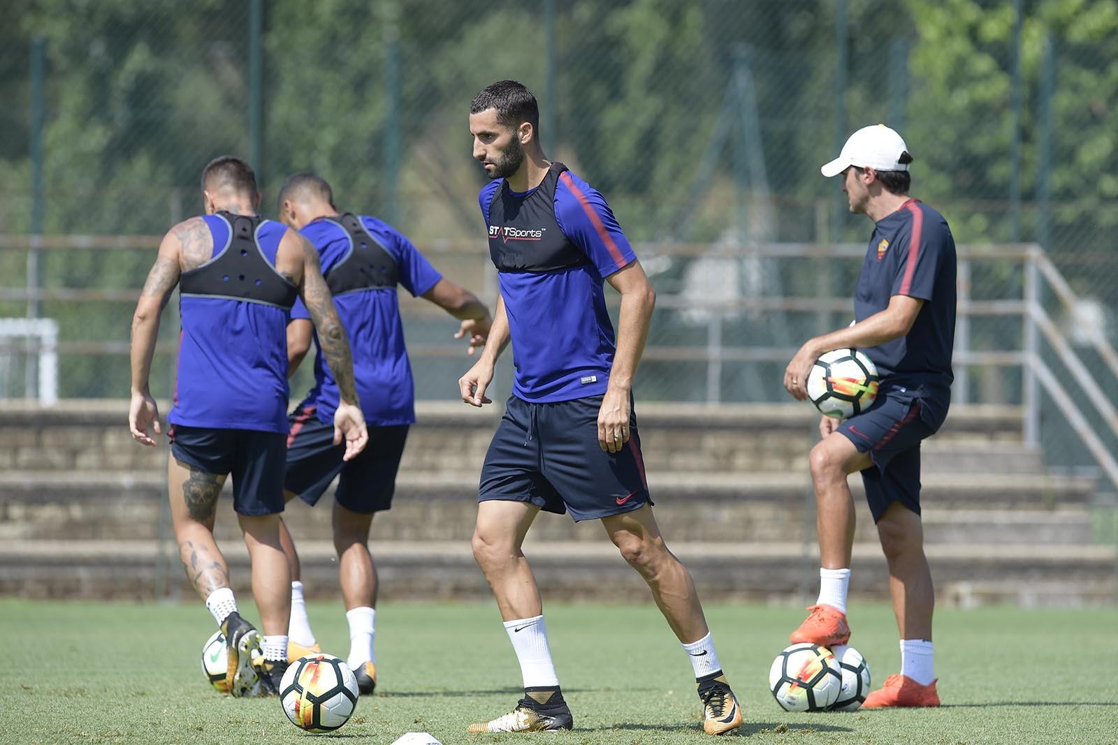 Totti oai vệ xuất hiện trên sân tập Roma - Bóng Đá