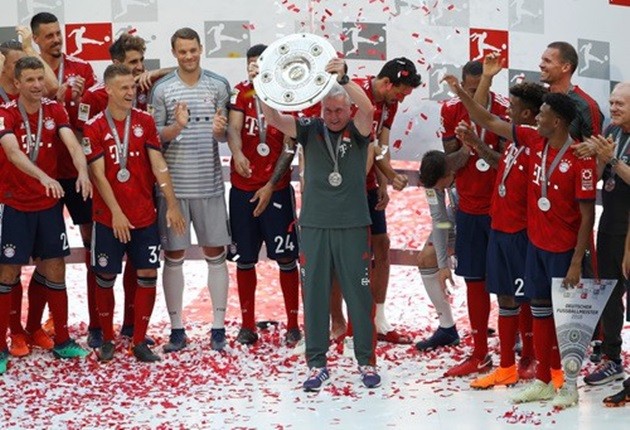 Thua thảm Stuttgart, Bayern Munich đăng quang với màn tắm bia - Bóng Đá