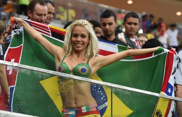 Nữ CĐV Brazil đến đâu, 