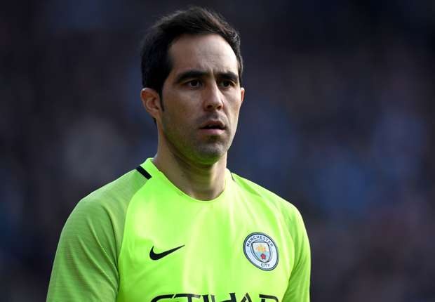 XÁC NHẬN: Claudio Bravo nghỉ hết mùa - Bóng Đá