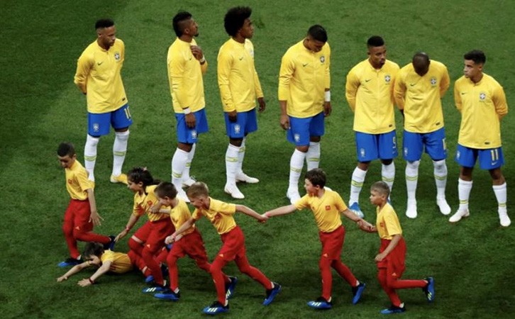 Ảnh chế Ronaldo, Messi vòng xe lại đón Neymar về nước - Bóng Đá