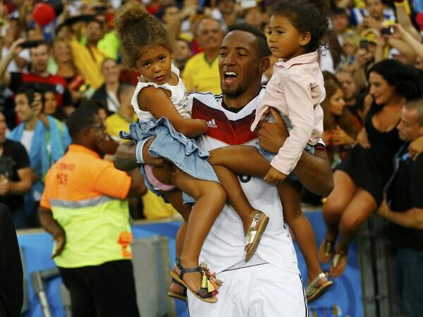 Những nhóc tỳ siêu xinh nào sẽ khuấy đảo khán đài World Cup? - Bóng Đá