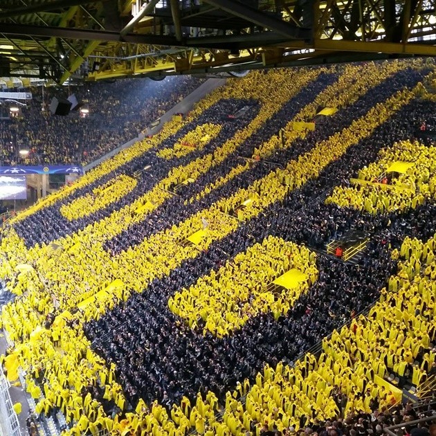 Chùm ảnh: Hành động đẹp của CĐV Dortmund sau khủng bố - Bóng Đá