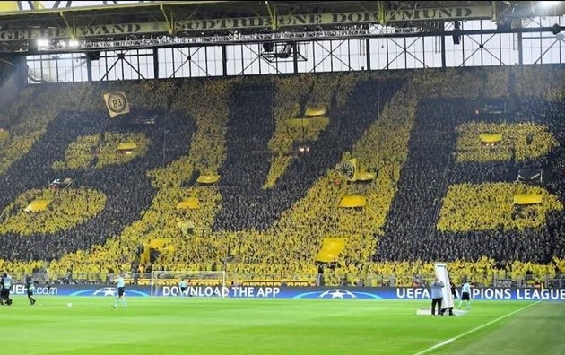 Chùm ảnh: Hành động đẹp của CĐV Dortmund sau khủng bố - Bóng Đá