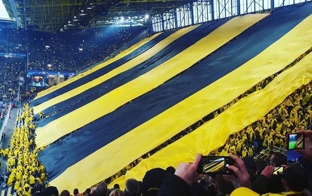 Chùm ảnh: Hành động đẹp của CĐV Dortmund sau khủng bố - Bóng Đá